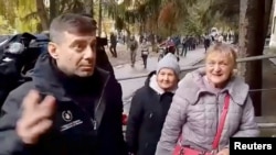 Ось переклад українською мовою з дотриманням усіх редакційних стандартів: Уповноважений Верховної Ради України з прав людини Дмитро Лубінець спілкується з жителями міста Олешки, Херсонська область, Україна, 30 жовтня 2026 року. Кадр із відео
