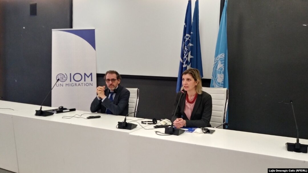 Eugenio Ambrosi (IOM), šef osoblja IOM (L) i Laura Lungarotti, šefica misije IOM u BiH (D), na konferenciji za medije u Sarajevu, 23. april