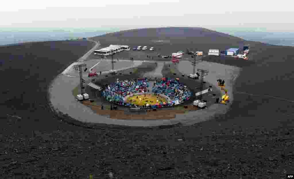 Dancers perform the choreography &quot;Levée des conflits&quot; by French artist Boris Charmatz at the Halde Haniel mine dump in Bottrop in western Germany. The performance was part of the Ruhrtriennale international arts festival running until October 6. The venues of the festival are the region&rsquo;s outstanding industrial monuments, transformed each year into spectacular sites for music, fine art, theater, dance, and performance. (AFP/dpa/Caroline Seidel)