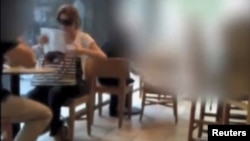 Съемка ФБР: Анна Чапмен встречается с секретным агентом в одном из нью-йоркских кафе 