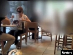 Кадр из видео ФБР, на котором Анна Чапман встречается с агентом в кафе в Нью-Йорке, 26 июня 2010
