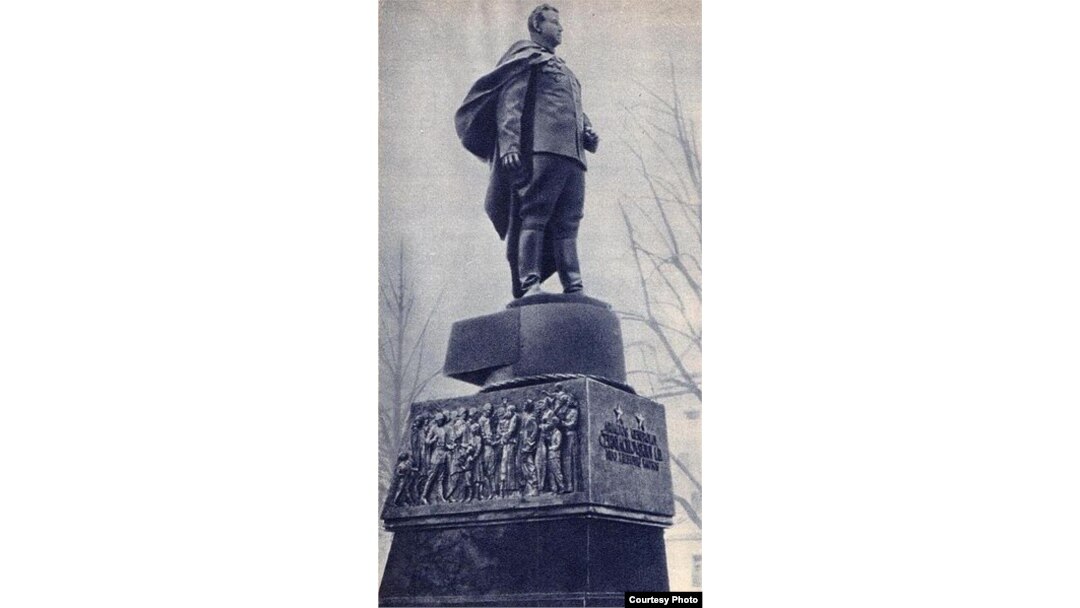Памятник Ивану Черняховскому в Вильнюсе, демонтированный властями Литвы в 1990 году