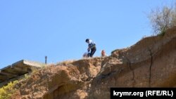 Дачники на краю оползня в районе мыса Толстый в Севастополе, июнь 2020 года