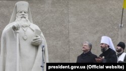 Петро Порошенко і митрополит Епіфаній на відкритті пам’ятника митрополиту УАПЦ Василю Липківському, Черкаси, 18 січня 2019 року