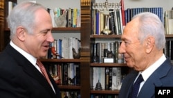 Israel -- President Shimon Peres (R) meets with prime minister-designate Benjamin Netanyahu in Jerusalem, 20Mar2009