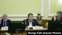 Adrian Solomon (centru), președinte al Comisiei pentru Muncă din Camera Deputaților