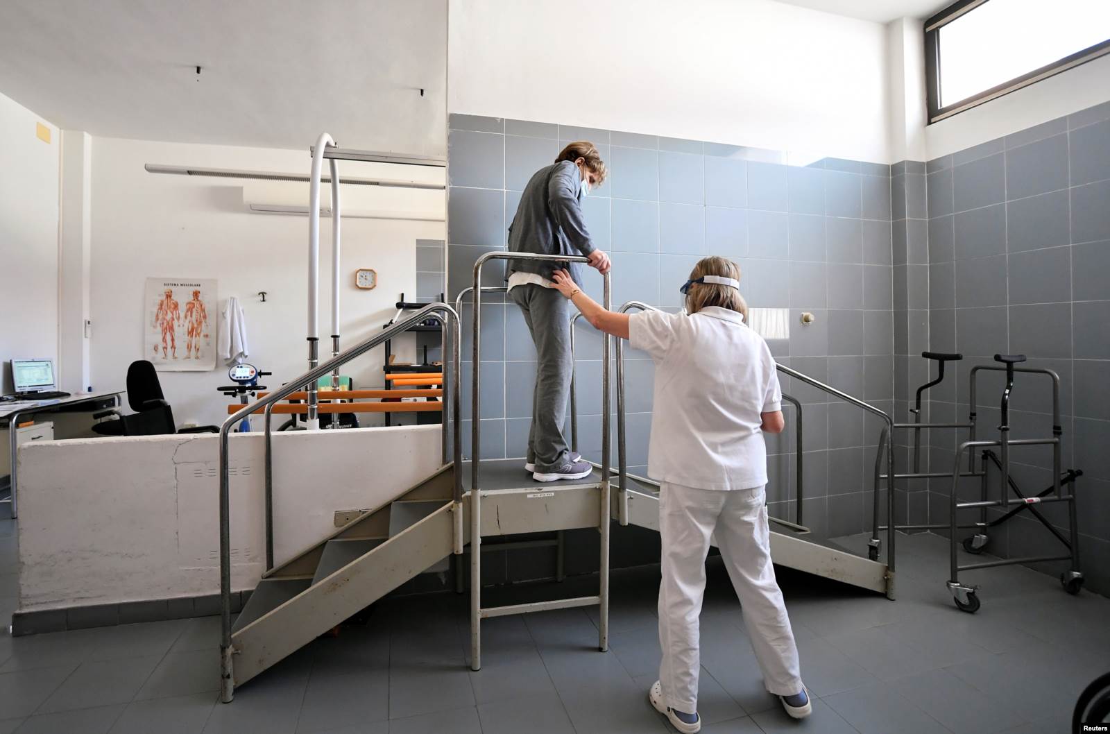 Një pacient duke marrë trajtime shtesë pas shërimit nga koronavirusi