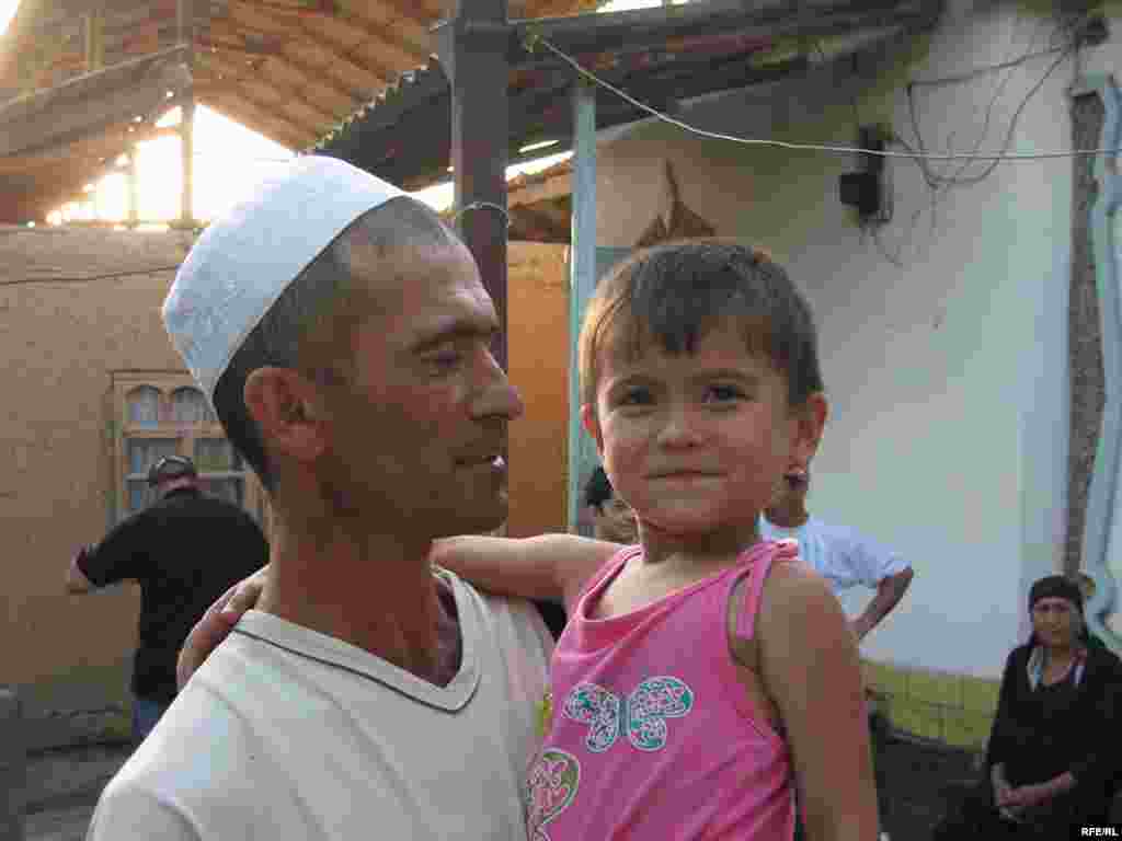 Russia -- Dzhamshet Nabiev and his daughter, Dushanbe-Moscow train for Shakirov migrant story, Jun2009 - Russia -- Dzhamshet Nabiev and his daughter, Dushanbe-Moscow train for Shakirov migrant story, Jun2009 