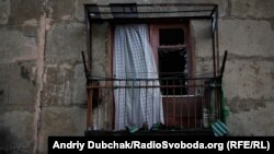 «У нас всі люди можуть піднятися для того, аби не відпустити звідси українські війська. Ми станемо поруч з ними, але не відпустимо війська з української території», – місцева Золотого Марина Данилкіна