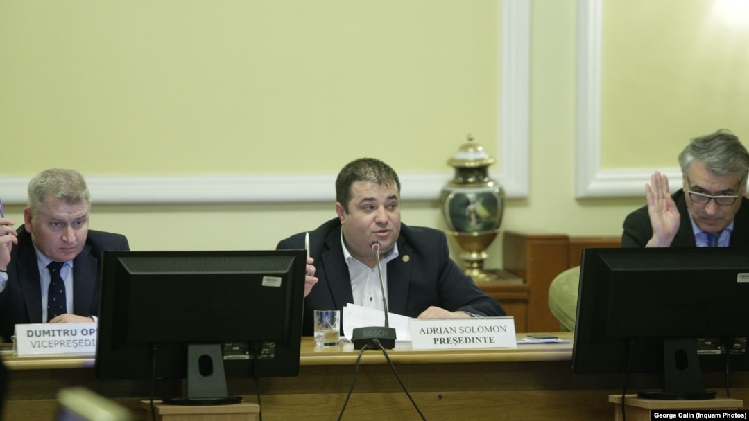Adrian Solomon (centru), președinte al Comisiei pentru Muncă din Camera Deputaților