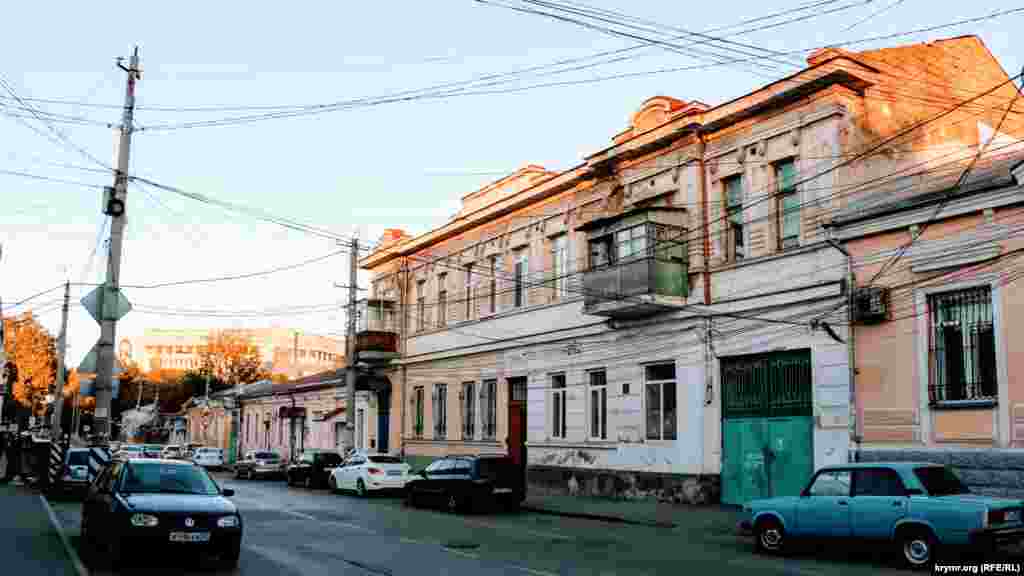 А это &ndash; одна из центральных в Симферополе, улица Жуковского. Свое название она получила в марте 1904 года в память о русском поэте&nbsp;Василии Жуковском