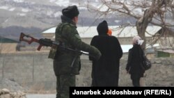 Кыргыз-тажик чек арасындагы айылдын тургундары. (архивдик сүрөт)