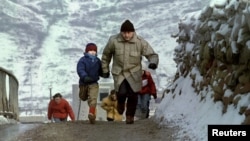 Otac i sin pokušavaju da izbegnu snajpersku paljbu, Sarajevo 4. januar 1993.