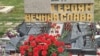 Неизвестные разбили памятник с именами в том числе крымских татар, погибших в годы Второй мировой войны. Севастополь, 9 мая 2019 года