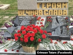 Разбитые плиты мемориала погибшим во Второй мировой войне крымским татарам. Село Мамашай в Крыму, 9 мая 2019 года.