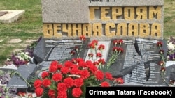 Розбиті меморіальні плити із іменами 57 загиблих кримських татар. Анексований Росією Крим, Орлівка, 9 травня 2019 оку