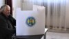 Избиратель голосует на участке в Кишинёве, 24 февраля 2019