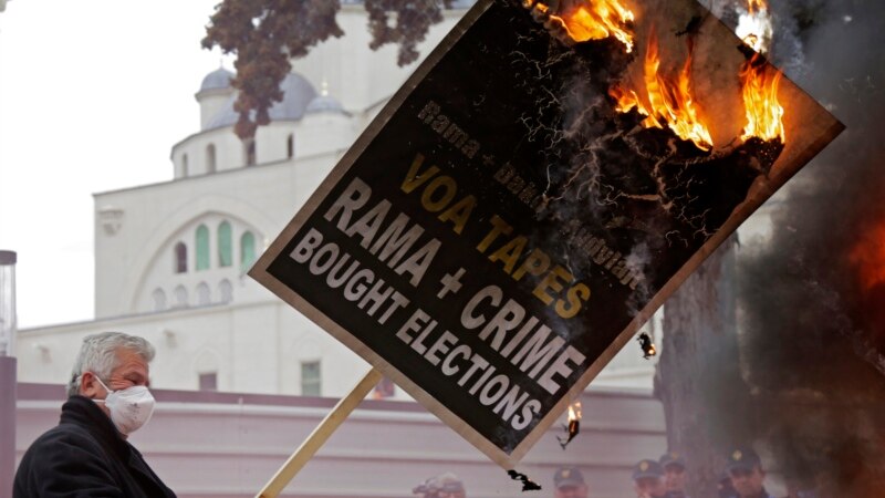 Tensionohet protesta në Tiranë