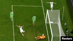 Lojtarët gjermanë me fanela të bardha i gëzohen golit të shënuar kundër Algjerisë