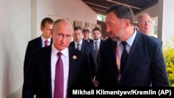 Президент Владимир Путин жана орусиялык олигарх Олег Дерипаска.