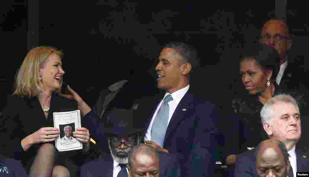 Президент Обама Даниянын премьер-министри Хелле Торнинг-Шмитт (солдо) менен сүйлөшүүдө, Барак Обаманын катарында жубайы Мишел Обама.&nbsp; 