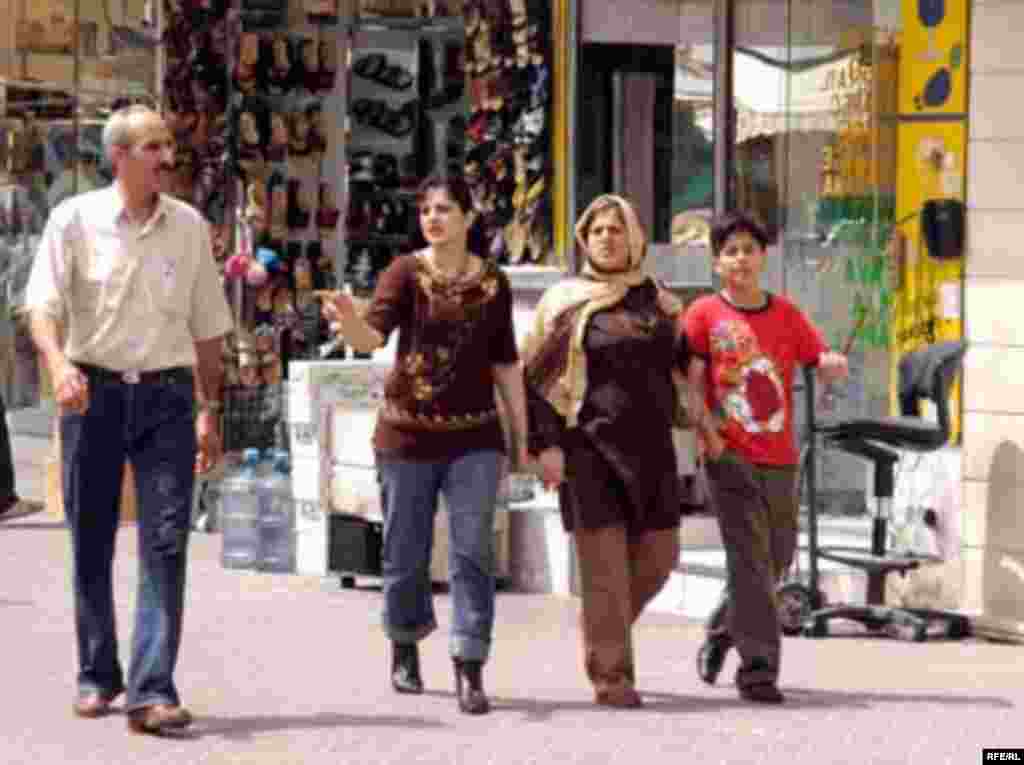 UAE, Iranians are shopping in Dubai for newrouz, Persian traditional new year, 03/26/2007