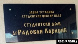 Tabla sa imenom osuđenog ratnog zločinca Radovana Karadžića na zgradi Studentskog doma na Palama, 9. novembar 2020.
