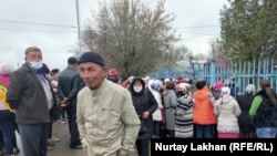 Жаңашамалғвн ауылдық округі әкідігінің алдында 42500 теңгені талап етіп тұрған тұрғындар. 3 сәуір, 2020 жыл Алматы облысы