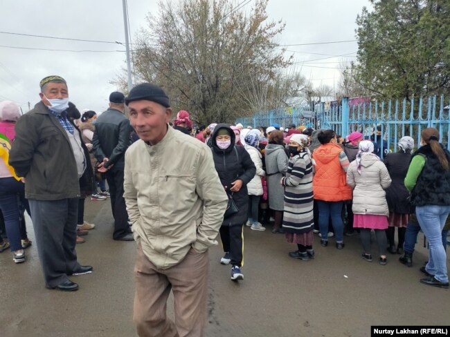 Жители села Жанашамалган собрались у здания акимата. Алматинская область, 3 апреля 2020 года.