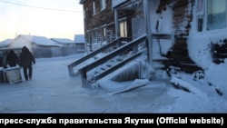 Дом в Среднеколымске, окруженный замерзшими нечистотами