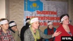 Активисты движения "Оставим жилье народу" проводят акцию протеста. Алматы, 20 января 2009 года.