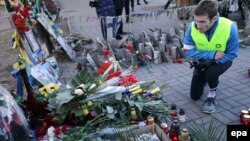 Цветы и свечи на улицах Киева в память о погибших активистах Майдана