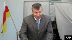 South Ossetia's leader Eduard Kokoity casts his ballot on May 31