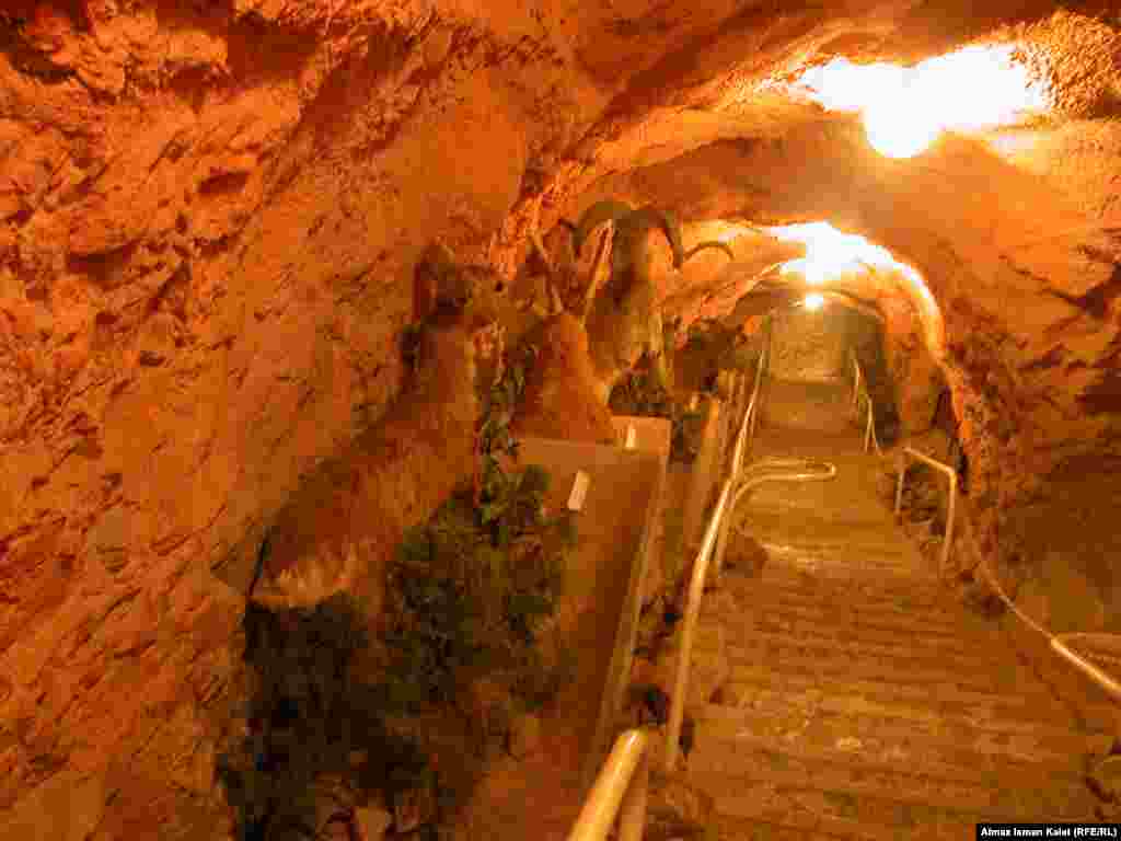 Внутренний вид музея на Сулейман-Тоо, расположенного в пещерах.