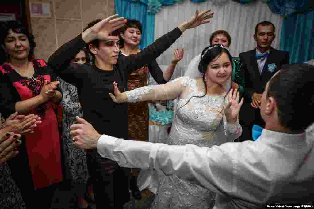 По традиции, на крымскотатарской свадьбе очень много танцуют. Сразу после разрезания торта молодожены выходят в круг