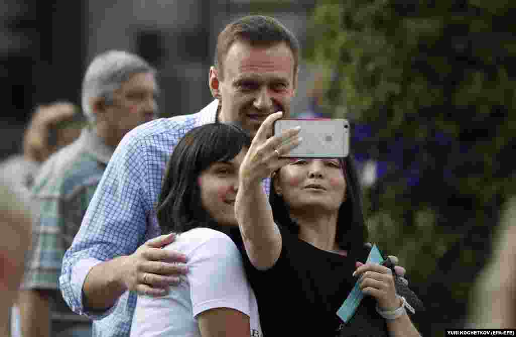 Navalny takes a photo with two women after voting on September 8.