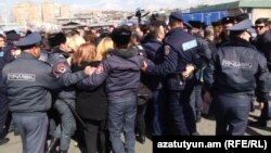 Armenia - Protesting traders at a clothes market in Yerevan clash with riot police, 26Feb2016