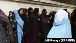 شماری از زنان نیازمند به کمک که در هرات به یکی از دفاتر امداد بشری حضور یافته اند