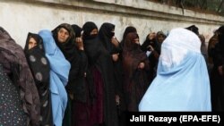 تعدادی از زنان که برای دریافت کمک های بشری سازمان ملل به یکی از دفاتر این سازمان در هرات مراجعه کرده اند.