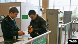 Таможенная проверка в российском аэропорту "Домодедово". 15 декабря 2007 года, Москва. 