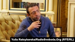 «Йому повідомили, що начебто його громадянство анульоване, на підставі чого рішенням Державної міграційної служби вилучено паспорт»