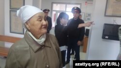 Рахила Кожасова, мать Макса Бокаева, в суде, где проходит процесс в отношении ее сына и Талгата Аяна. Атырау, октябрь 2016 года.