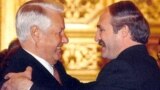 Russia -- Boris Yeltsin (L) with Alyaksandr Lukashenka in Moscow, 1999