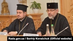   The Exarchs of the Ecumenical Patriarchate in Ukraine are the Archbishop of Pamphylian and the Western Eparchies of the UOC in the United States of America, Daniel (right), and l & # 39; 39, Bishop of Edmonton and the Archdiocese of UOC in Canada, Hilarion. Kiev, October 5, 2018 