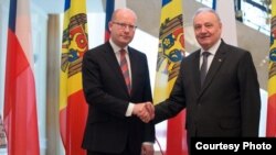 Moldovan President Nicolae Timofti (R) said the EU should maintain sanctions on Russia as he met with Czech leader Bohuslav Sobotka.