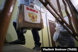 Выездное голосование на выборах в России. Иллюстративное фото