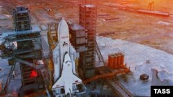 Космический корабль «Буран» на стартовой площадке космодрома Байконур.
