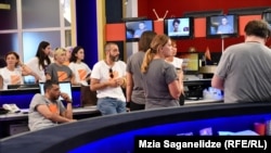 Журналисты телекомпании «Рустави-2» наблюдают в студии за ходом рассмотрения в Европейском суде по правам человека претензии юристов «Рустави 2» и его владельцев к грузинскому судопроизводству, июль 2019 года