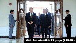 Держсекретар США Майк Помпео (л) і колтшній «урядовий директор» Абдулла Абдулла, Кабул, 23 березня 2020 року