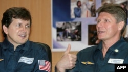 گنادا پادالکا فضانورد روسی(سمت راست) در کنار همکار آمریکایی اش